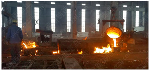鑄鐵平臺(tái)的熔煉及澆鑄現(xiàn)場(chǎng),歡迎各位朋友來廠參觀激情四射的鐵花飛濺的壯觀場(chǎng)景